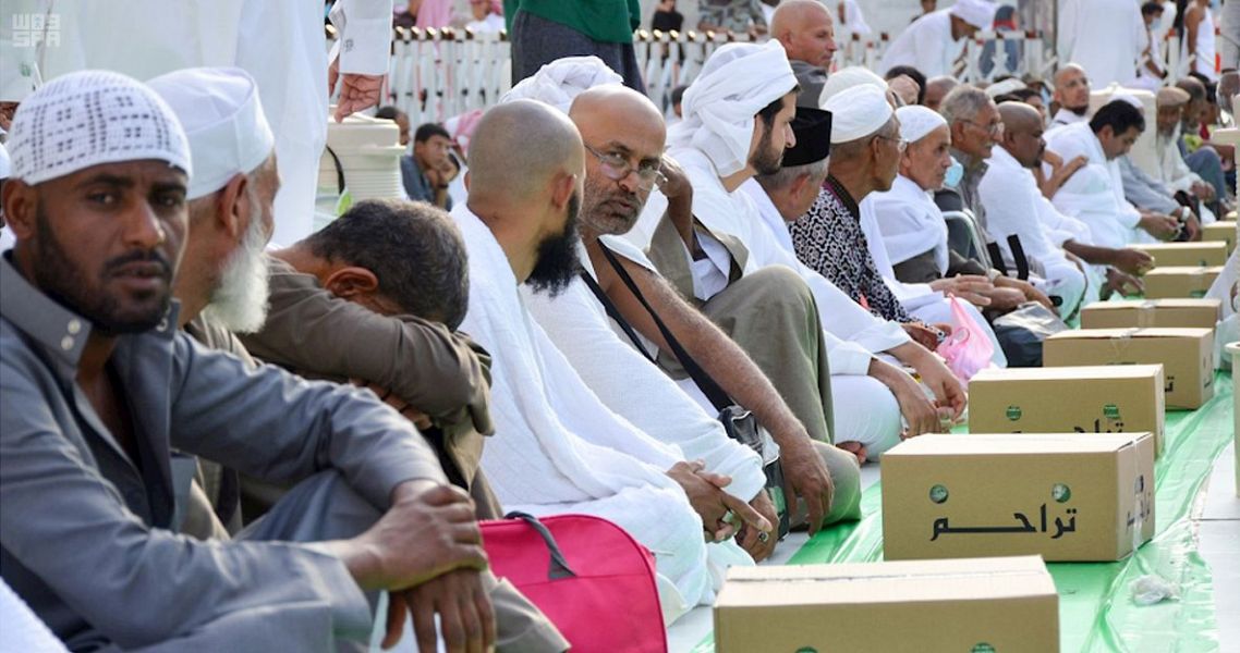 موائد الإفطار في المسجد الحرام تتحول إلى مزيج ثقافي بين الصائمين من مختلف الجنسيات