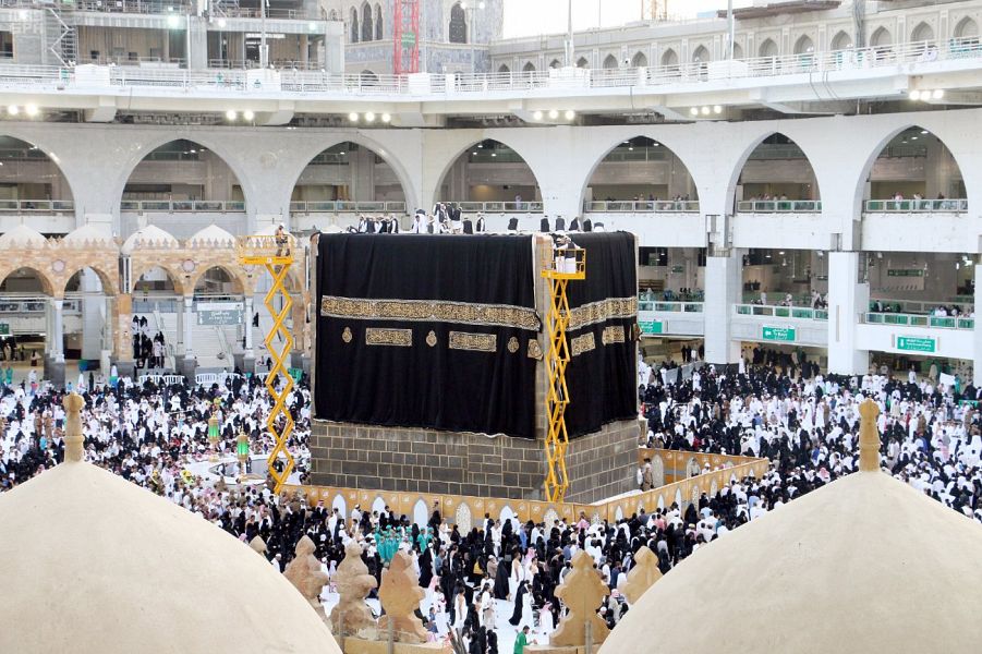 الكعبة تكتسي ثوبها الجديد