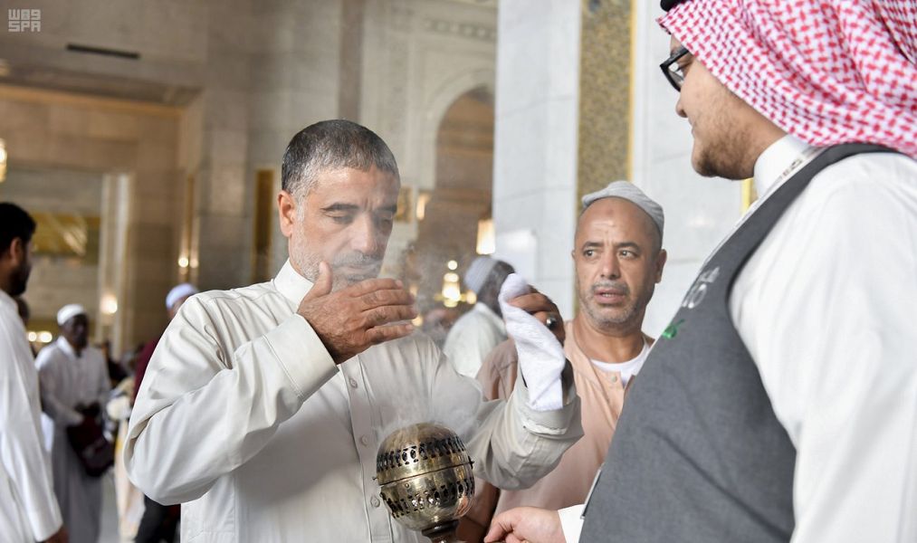 شؤون الحرمين تستقبل الحجاج بالطيب والبخور