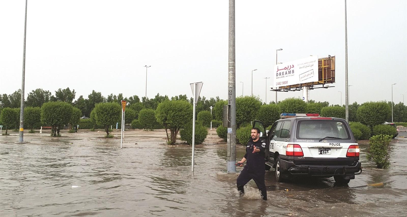 الطقس يعطّل الدراسة والعمل بالوزارات في الكويت