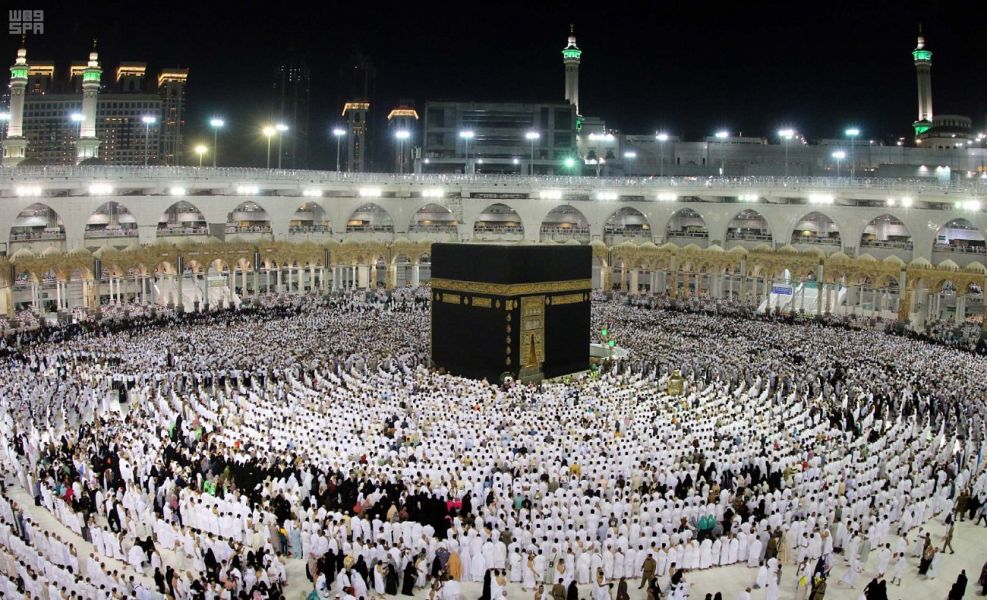  ضيوف الرحمن يغتنمون ليلة الجمعة خلال الشهر الفضيل