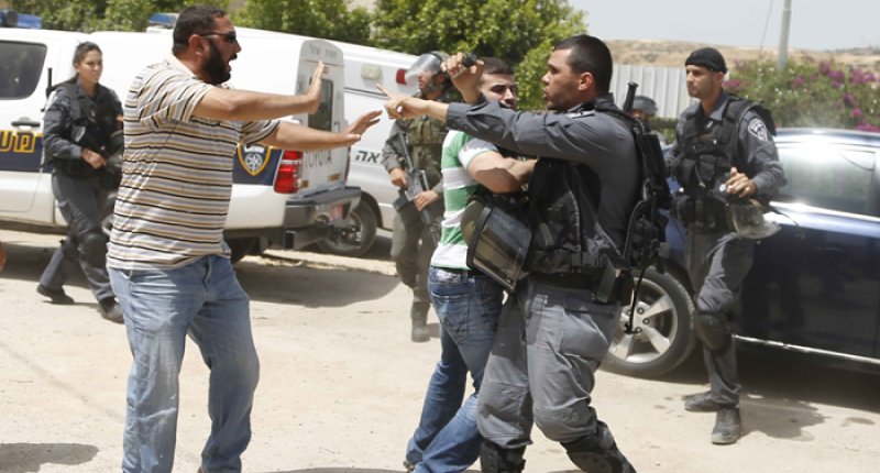 الاحتلال يعتقل 14 فلسطينيا بالضفة