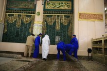 تجديد سجاد الروضة الشريفة بالمسجد النبوي