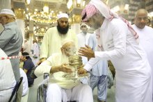 رائحة البخور تفوح في أرجاء المسجد النبوي في ليالي رمضان