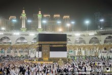 الكعبة المشرفة تكتسي البياض 
