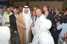 السفير السعودي بالقاهرة يودع الفوج الأول من أسر شهداء الجيش والشرطة المصريين للحج