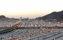 حجاج بيت الله الحرام يتوافدون إلى مشعر منى لقضاء يوم التروية