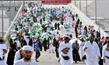 حجاج بيت الله الحرام يرمون الجمرات ثاني أيام التشريق