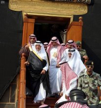 أمير منطقة مكة المكرمة يتشرف بغسل الكعبة المشرفة