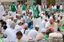 خدمات المستفيدين بالمسجد الحرام توزع وجبات إفطار الصائمين على قاصدي بيت الله الحرام