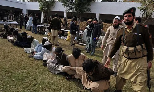 اعتقال 11 مشتبهًا به خلال عملية أمنية جنوب غربي باكستان