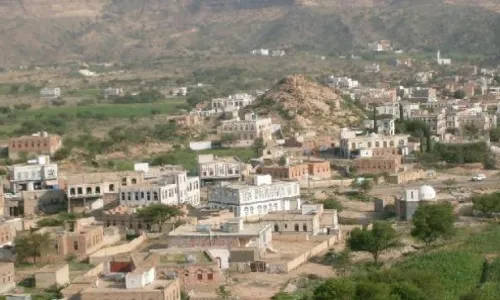 مليشيا الحوثي تواصل انتهاك حقوق الإنسان بحملة مداهمات وخطف