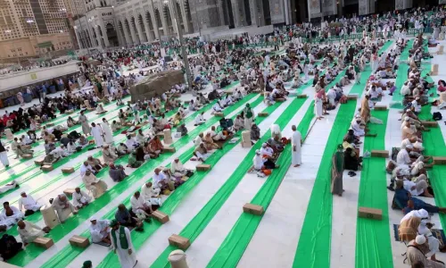 أكبر مائدة رمضانية في العالم لقاصدي المسجد الحرام