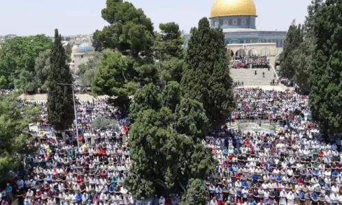 200 ألف مصل يؤدون "الجمعة الثانية" من رمضان في الاقصى