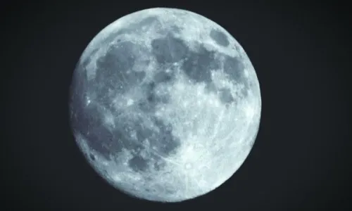 ظاهرة نادرة.. "القمر الأزرق" يضيء سماء الأرض