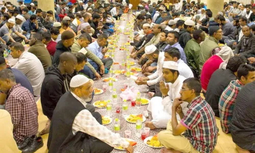 خيمة رمضانية تعيد موائد الإفطار إلى قلب مدن بريطانيا